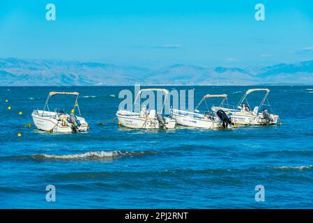 Sidari, Grèce, 13 septembre 2022: Bateaux amarrés à Sidari en Grèce. Banque D'Images