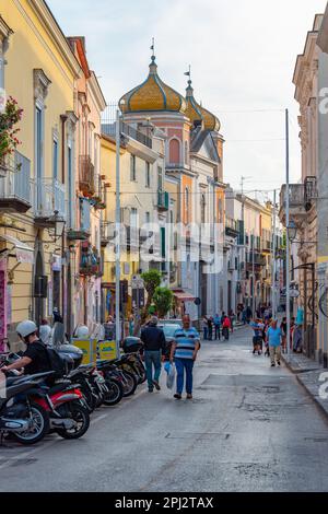 Ischia, Italie, 22 mai 2022: Vue sur une rue colorée de la ville de Forio sur l'île d'Ischia, Italie . Banque D'Images
