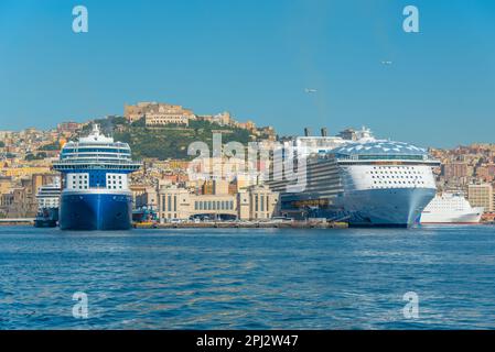 Naples, Italie, 20 mai 2022 : Castel Sant'Elmo surplombant les paquebots de croisière au port de Naples, Italie. Banque D'Images