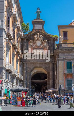 Naples, Italie, 19 mai 2022 : Piazza Dante dans le centre historique de Naples, Italie. Banque D'Images