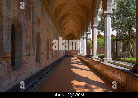 Naples, Italie, 19 mai 2022 : cloître de Santa Chiara à Naples, Italie. Banque D'Images