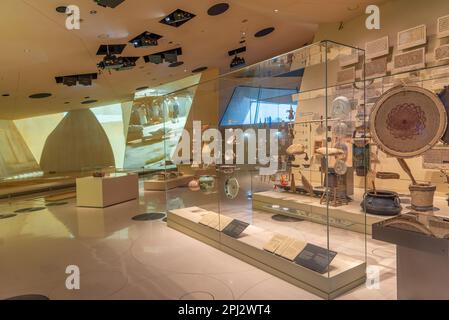 Doha, Qatar, 16 janvier 2022 : objets à l'intérieur du Musée national du Qatar à Doha. Banque D'Images