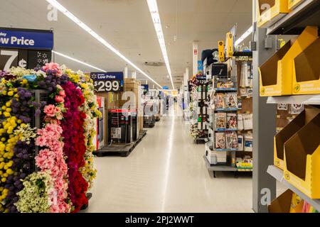 L'intérieur du magasin à prix réduit Walmart donne sur une allée remplie de fleurs artificielles et de marchandises. Wichita, Kansas, États-Unis. Banque D'Images