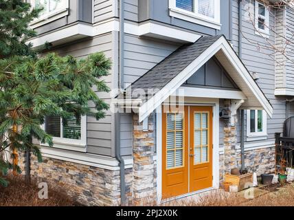 Belle maison contemporaine flambant neuve dans un quartier canadien. Portes avant avec une jolie véranda et un jardin. Entrée de la maison moderne. Photo de rue, n Banque D'Images