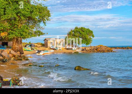 Kalpitiya, Sri Lanka, 12 février 2022: Bateau de pêche sur la plage de Kalpitiya au Sri Lanka. Banque D'Images