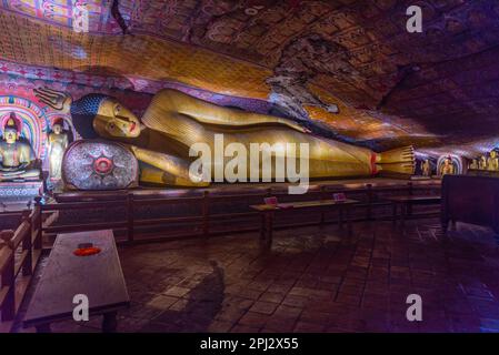 Dambulla, Sri Lanka, 10 février 2022 : intérieur du complexe du temple de la grotte de Dambulla au Sri Lanka. Banque D'Images