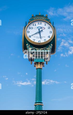 Horloge de rue, horloge sur un poteau à l'arrière-plan bleu ciel. Horloge de rue d'époque sur un poteau en bois à Nanaimo BC Canada-5 octobre,2023. Photo de rue, nob Banque D'Images