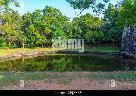 Sigiriya, Sri Lanka, 5 février 2022 : étang octogonal à la forteresse de Sigiriya au Sri Lanka. Banque D'Images