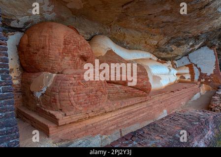 Sigiriya, Sri Lanka, 4 février 2022: Sanctuaire bouddhiste à la montagne de Pidurangala au Sri Lanka. Banque D'Images