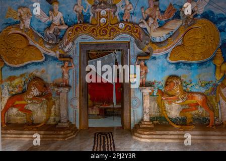 Sigiriya, Sri Lanka, 4 février 2022: Sanctuaire bouddhiste à la montagne de Pidurangala au Sri Lanka. Banque D'Images