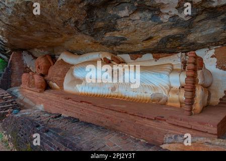 Sigiriya, Sri Lanka, 4 février 2022: Sanctuaire bouddhiste à la montagne de Pidurangala au Sri Lanka. Banque D'Images