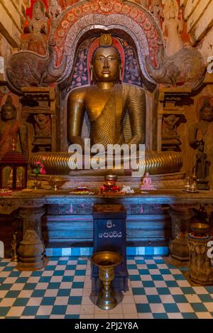 Kandy, Sri Lanka, 2 février 2022 : intérieur du temple de Gadadadadadeniya près de Kandy, Sri Lanka. Banque D'Images