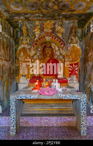 Kandy, Sri Lanka, 2 février 2022 : intérieur du temple de Gadadadadadeniya près de Kandy, Sri Lanka. Banque D'Images