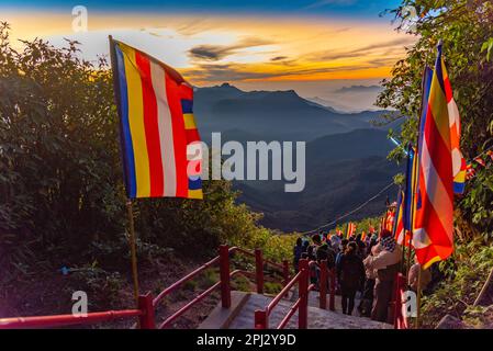 Sri Pada, Sri Lanka, 2 février 2022 : lever du soleil au-dessus du Sri Lanka à partir du pic d'Adam. Banque D'Images