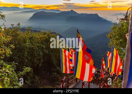 Sri Pada, Sri Lanka, 2 février 2022 : lever du soleil au-dessus du Sri Lanka à partir du pic d'Adam. Banque D'Images