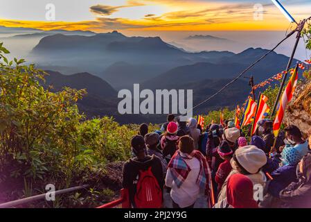 Sri Pada, Sri Lanka, 2 février 2022 : lever du soleil au-dessus du Sri Lanka à partir du pic d'Adam. Banque D'Images