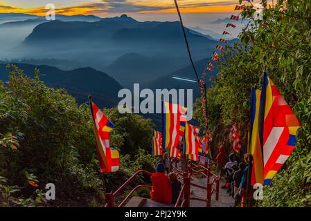 Sri Pada, Sri Lanka, 2 février 2022 : lever du soleil au-dessus du Sri Lanka à partir du pic d'Adam. Banque D'Images