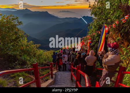 Sri Pada, Sri Lanka, 2 février 2022 : lever du soleil au-dessus du Sri Lanka à partir du pic d'Adam. Banque D'Images