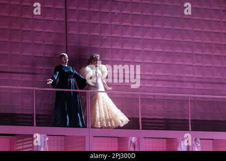 Baden Baden, Allemagne. 29th mars 2023. Michaela Schuster en tant que 'Die Amme' (l) et Elza van den Heever en tant que 'Die Kaiserin' (r) se tiennent sur la scène de la Festspielhaus Baden-Baden lors de la répétition de l'opéra 'Frau ohne Schatten'. La Festspielhaus Baden-Baden célèbre cette année son anniversaire de 25th. Entre autres choses, avec la production d'opéra la plus élaborée de son histoire: Avec l'opéra Strauss 'Frau ohne Schatten', avec la participation de l'Orchestre Philharmonique de Berlin et de son chef d'orchestre K. Petrenko. Credit: Philipp von Ditfurth/dpa/Alay Live News Banque D'Images