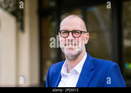 Baden Baden, Allemagne. 29th mars 2023. Benedikt Stampa, directeur artistique de la Festspielhaus Baden-Baden, se dresse devant la Festspielhaus. La Festspielhaus Baden-Baden célèbre cette année son anniversaire de 25th. Entre autres choses, avec la production d'opéra la plus élaborée de son histoire: Avec l'opéra Strauss 'Frau ohne Schatten', avec la participation de l'Orchestre Philharmonique de Berlin et de son chef d'orchestre K. Petrenko. Credit: Philipp von Ditfurth/dpa/Alay Live News Banque D'Images