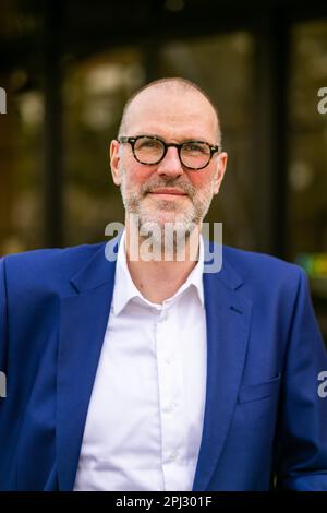 Baden Baden, Allemagne. 29th mars 2023. Benedikt Stampa, directeur artistique de la Festspielhaus Baden-Baden, se dresse devant la Festspielhaus. La Festspielhaus Baden-Baden célèbre cette année son anniversaire de 25th. Entre autres choses, avec la production d'opéra la plus élaborée de son histoire: Avec l'opéra Strauss 'Frau ohne Schatten', avec la participation de l'Orchestre Philharmonique de Berlin et de son chef d'orchestre K. Petrenko. Credit: Philipp von Ditfurth/dpa/Alay Live News Banque D'Images