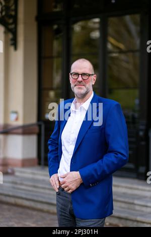 Baden Baden, Allemagne. 29th mars 2023. Benedikt Stampa, directeur artistique de la Festspielhaus Baden-Baden, se dresse devant la Festspielhaus. La Festspielhaus Baden-Baden célèbre cette année son anniversaire de 25th. Entre autres choses, avec la production d'opéra la plus élaborée de son histoire: Avec l'opéra Strauss 'Frau ohne Schatten', avec la participation de l'Orchestre Philharmonique de Berlin et de son chef d'orchestre K. Petrenko. Credit: Philipp von Ditfurth/dpa/Alay Live News Banque D'Images