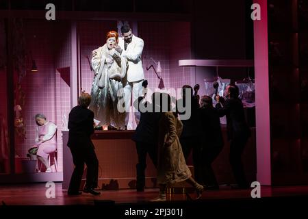 Baden Baden, Allemagne. 29th mars 2023. Miina-Liisa Värelä comme 'le Dyer' et Philip Eichhorn comme 'le Youngling' se tiennent sur une table sur la scène de la Festspielhaus Baden-Baden lors de la répétition de l'opéra 'Woman Without a Shadow'. La Festspielhaus Baden-Baden célèbre cette année son anniversaire de 25th. Entre autres choses, avec la production d'opéra la plus élaborée de son histoire: Avec l'opéra Strauss 'Frau ohne Schatten', avec la participation de l'Orchestre Philharmonique de Berlin et de son chef d'orchestre K. Petrenko. Credit: Philipp von Ditfurth/dpa/Alay Live News Banque D'Images