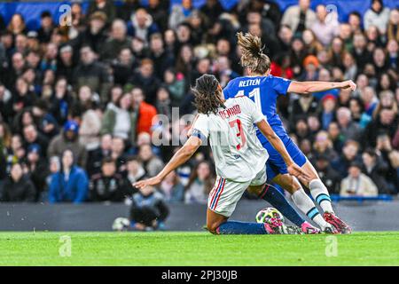 Wendie Renard (3) de Lyon et Guro Reiten (11) de Chelsea photographiés lors d'un match de football féminin entre Chelsea FC et Olympique Lyonnais dans la quart de finale de la Ligue des champions de la saison 2022 - 2023 , le jeudi 30 mars 2023 à Londres , Angleterre . PHOTO SPORTPIX | Stijn Audooren Banque D'Images