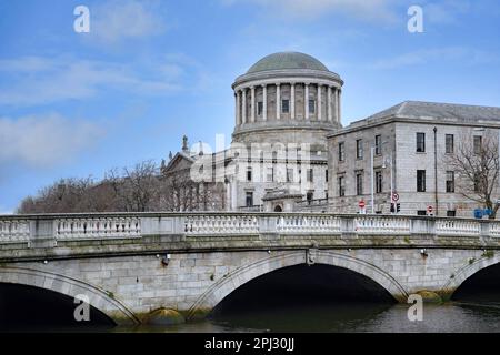Cet imposant bâtiment en dôme situé à côté de la rivière Liffey est connu sous le nom de quatre tribunaux, qui abrite entre autres la Cour suprême d'Irlande Banque D'Images