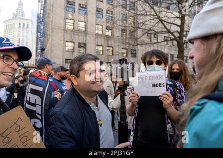 Des manifestants se rassemblent devant le tribunal criminel de Manhattan pour annoncer une possible inculpation de Donald Trump. Banque D'Images