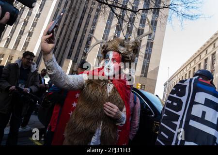 Des manifestants se rassemblent devant le tribunal criminel de Manhattan pour annoncer une possible inculpation de Donald Trump. Banque D'Images