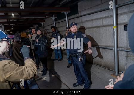 Des manifestants se rassemblent devant le tribunal criminel de Manhattan pour annoncer une possible inculpation de Donald Trump. Banque D'Images