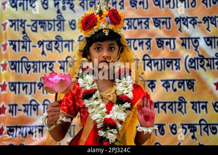 Une jeune fille pose pour une photo avant de participer au rituel Kumari Puja. Kumari Puja est une tradition hindoue indienne principalement célébrée pendant le Durga Puja/Basanti Puja/Navratri selon le calendrier hindou. Kumari décrit en fait une jeune fille vierge de 1 à 16 ans qui se moque pendant la transition d'Ashtami/Navami tithi de Durga Puja/Navaratri selon la mythologie hindoue. Jeunes filles vues adorées pendant le Puja Kumari par leurs mères au Temple d'Adyapith, on croit que Kumari Puja accorde beaucoup de bénédictions aux adorateurs et aussi bien que la litte Banque D'Images