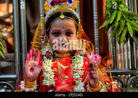 Une jeune fille pose pour une photo avant de participer au rituel Kumari Puja au temple Adyapith. Kumari Puja est une tradition hindoue indienne principalement célébrée pendant le Durga Puja/Basanti Puja/Navratri selon le calendrier hindou. Kumari décrit en fait une jeune fille vierge de 1 à 16 ans qui se moque pendant la transition d'Ashtami/Navami tithi de Durga Puja/Navaratri selon la mythologie hindoue. Jeunes filles vues adorées pendant le Puja Kumari par leurs mères au Temple d'Adyapith, on croit que Kumari Puja accorde beaucoup de bénédictions aux adorateurs Banque D'Images