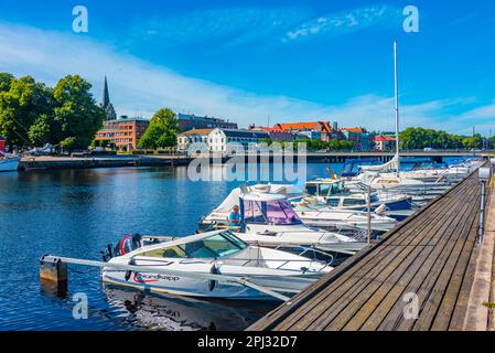 Halmstad, Suède, 12 juillet 2022: Port de plaisance dans la ville suédoise de Halmstad. Banque D'Images