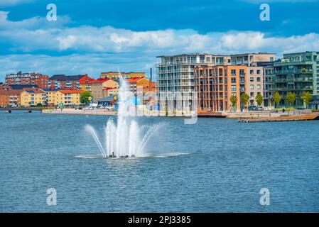 Karlskrona, Suède, 14 juillet 2022: Front de mer dans le port de Karlskrona, Suède. Banque D'Images