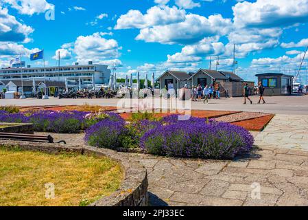 Borgholm, Suède, 15 juillet 2022 : bord de mer dans le port de Borgholm, Suède. Banque D'Images