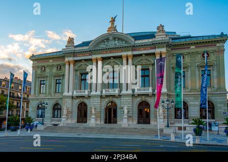 Genève, Suisse, 19 septembre 2022: Les gens marchent au coucher du soleil devant le Grand Théâtre de genève, Suisse. Banque D'Images