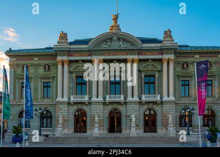 Genève, Suisse, 19 septembre 2022: Les gens marchent au coucher du soleil devant le Grand Théâtre de genève, Suisse. Banque D'Images