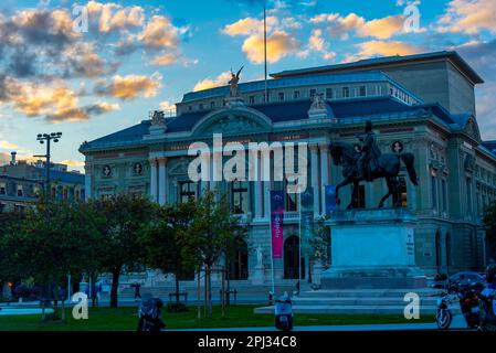 Genève, Suisse, 19 septembre 2022: Les gens marchent au coucher du soleil devant le Grand Théâtre de genève, Suisse. Banque D'Images