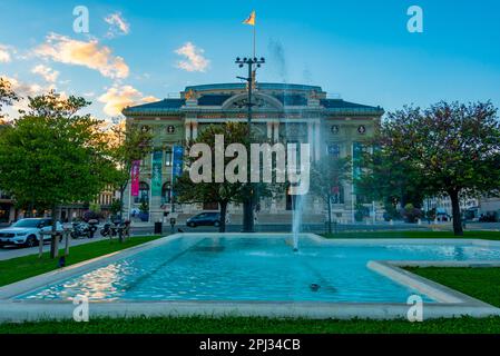 Genève, Suisse, 19 septembre 2022: Les gens marchent au coucher du soleil devant le Grand Théâtre de genève, Suisse. Banque D'Images