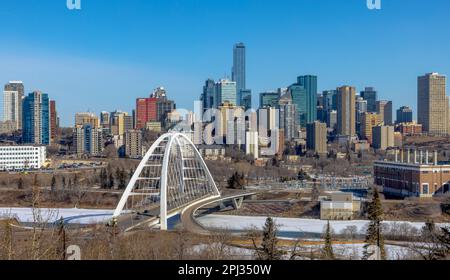 Edmonton (Alberta). 30 mars 2023. Horizon du centre-ville d'Edmonton avec le pont Walterdale dans la vue le matin avec ciel bleu en hiver. Banque D'Images