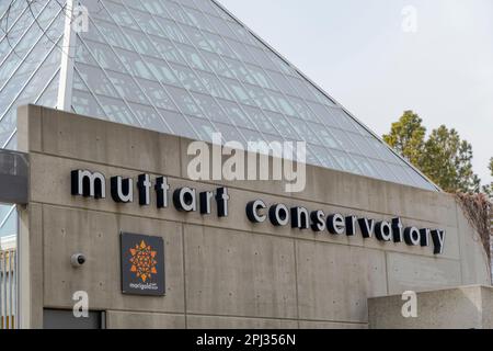 Edmonton, Alberta, Canada. 30 mars 2023. Panneau d'entrée du conservatoire de Muttart. Banque D'Images