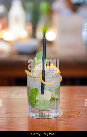 Cocktail Mojito sur une table de bar, boisson alcoolisée rafraîchissante originaire de Cuba, typiquement faite avec du rhum, de la chaux, de la menthe et de la canne à sucre Banque D'Images