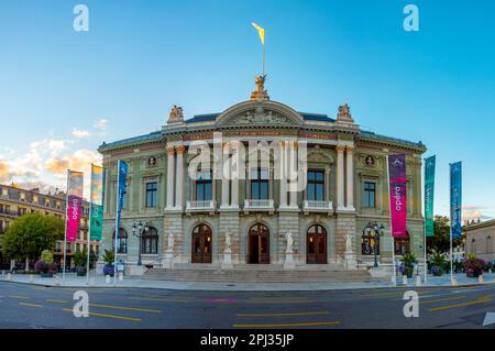 Genève, Suisse, 19 septembre 2022: Les gens marchent au coucher du soleil devant le Grand Théâtre de genève, Suisse Banque D'Images