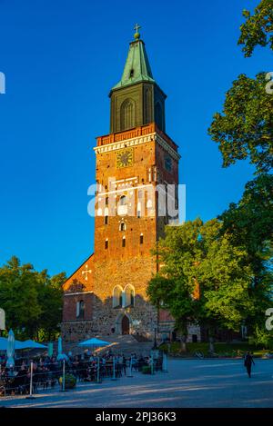 Turku, Finlande, 19 juillet 2022 : vue au coucher du soleil sur la cathédrale de Turku, Finlande. Banque D'Images