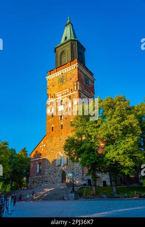 Turku, Finlande, 19 juillet 2022 : vue au coucher du soleil sur la cathédrale de Turku, Finlande. Banque D'Images