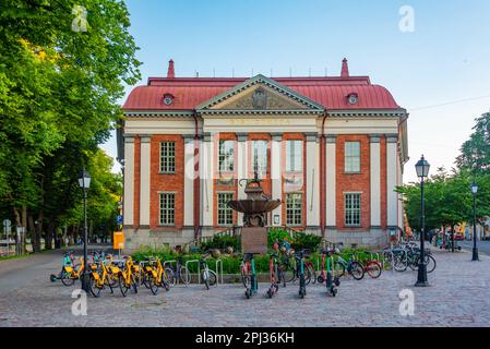 Turku, Finlande, 19 juillet 2022 : vue sur le coucher du soleil de la bibliothèque de Turku, Finlande. Banque D'Images