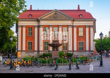 Turku, Finlande, 19 juillet 2022 : vue sur le coucher du soleil de la bibliothèque de Turku, Finlande. Banque D'Images