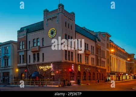 Turku, Finlande, 19 juillet 2022 : vue au coucher du soleil sur les maisons historiques le long de la rivière aura à Turku, Finlande. Banque D'Images